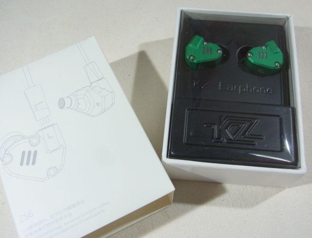 本体にケーブルは繋がっていない珍しい梱包