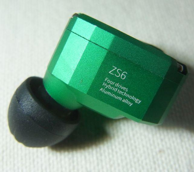 サイドの型番などの彫り込みもシャープで高級感ある