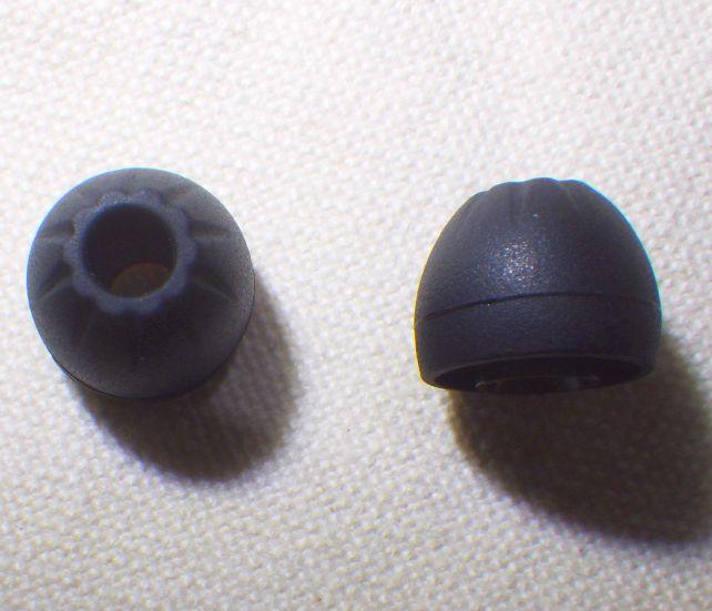 触ると粘りが足りないのが分かるイヤーチップ。放射状の線が特徴的。