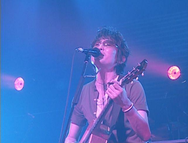 アコギで演るファンク、というのがスガらしさ。