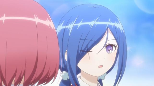 雪とすれ違うモモ(左)