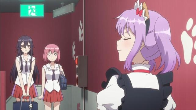 元気のないモモを心配した五恵(左)がモモを連れて、楓がバイトしている店で弟子会