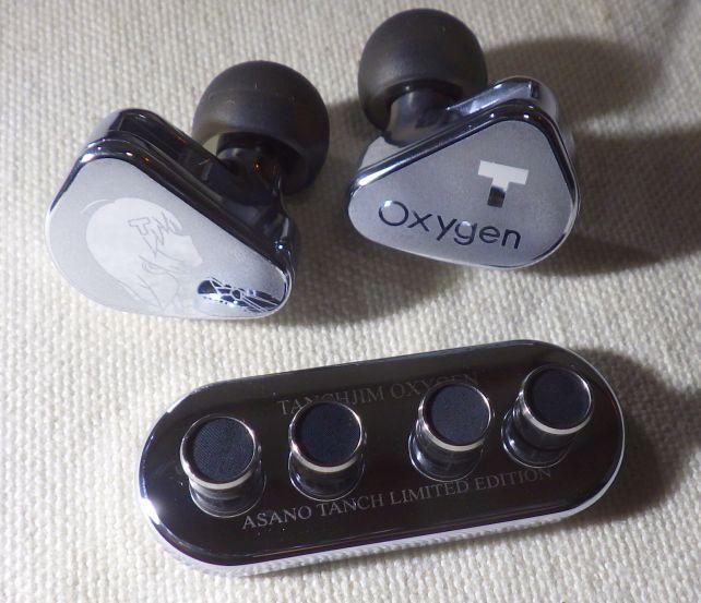 初期装着の「T2」以外はこのベースにはめ込まれている。