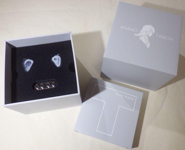 中箱にもちゃんのイラストが入る。蓋を開けると付属品の入った箱。