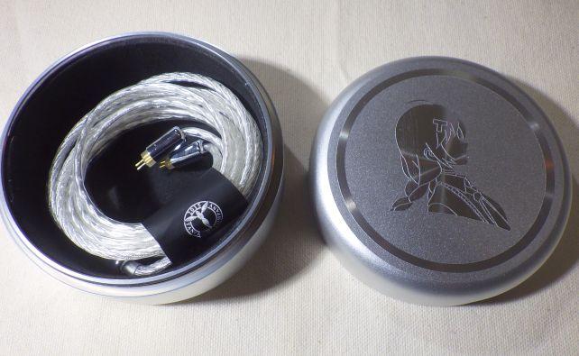 ケースにはケーブルが付属