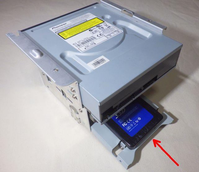 ディスクベイ最下段の2.5インチ×2のトレーを引き出す