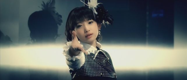 MVは手前にもアクリル板が吊されており、ピントが結構ボケたショットが多い