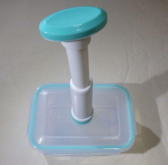 こういう感じで、中央の「へそ」にポンプを当てて、ポンピングし、脱気する。