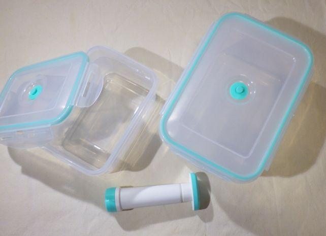 ポンプを除けば、蓋の中央に突起があるタッパーにすぎない