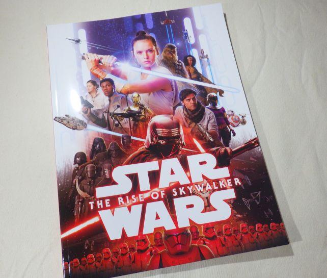 通常版のパンフレットの表紙はキャラ満載