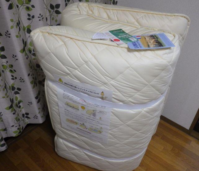 外装の袋をとるとゴムバンドでとめられたマットレスが現れる。
