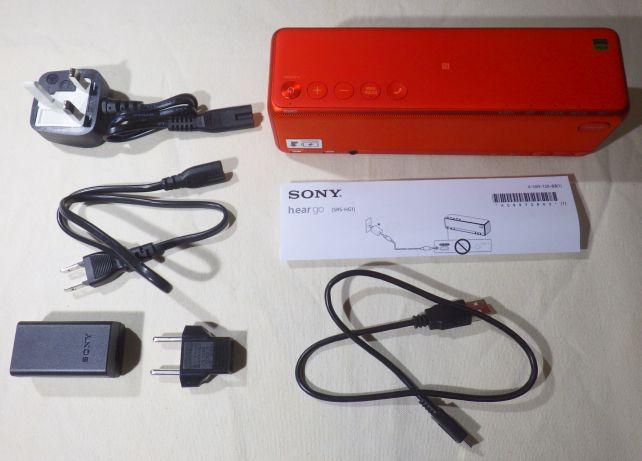 付属品も欠品なし(このほかに複数言語の説明書あり)。海外仕様のため電源は各国対応。