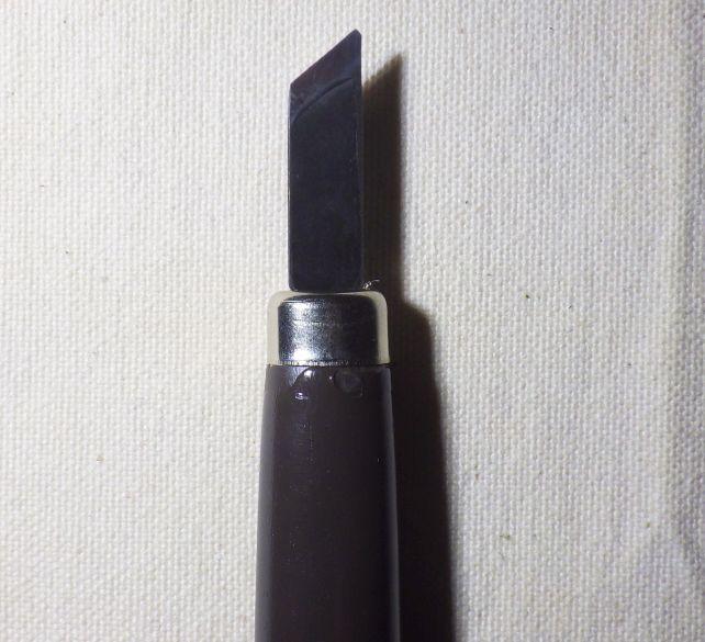 表(平らな方)を手前にすると、右側が尖っているのが「印刀右」