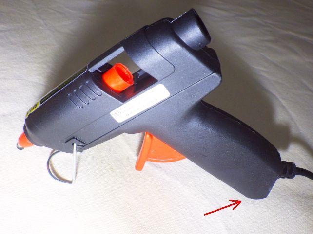 グルーが逆流しないようにノズル下向きに立てられるが、矢印部分が...