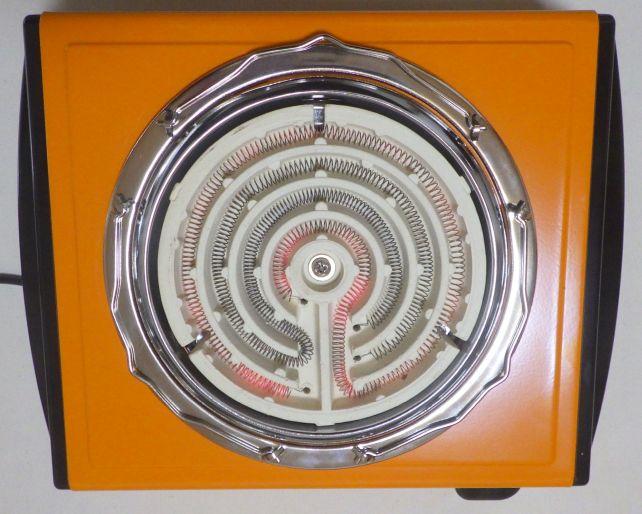 外側だけ(と言っても中央に引き込まれるので、逆「の」の字)