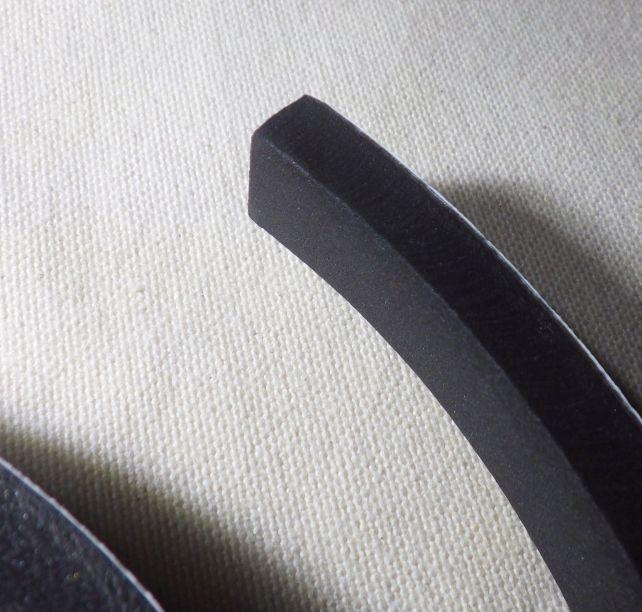 柔らかめのゴムという感じの風情で、発泡はない