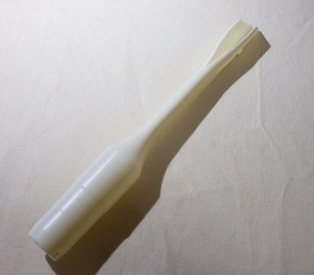 せっかくの隙間ノズルだが、先は開いて吸い込み力の分散を図った