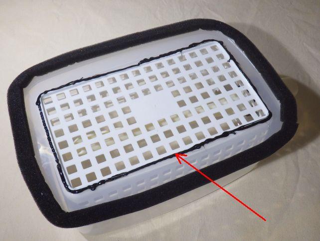 矢印の部分をグルーで埋めた(グルーは黒色なのでよくわかる)