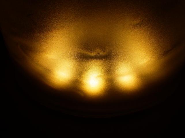 発光部まで寄っても眩しくはない