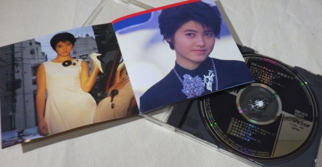 歌詞カードには様々な衣装のオギノメちゃんが。