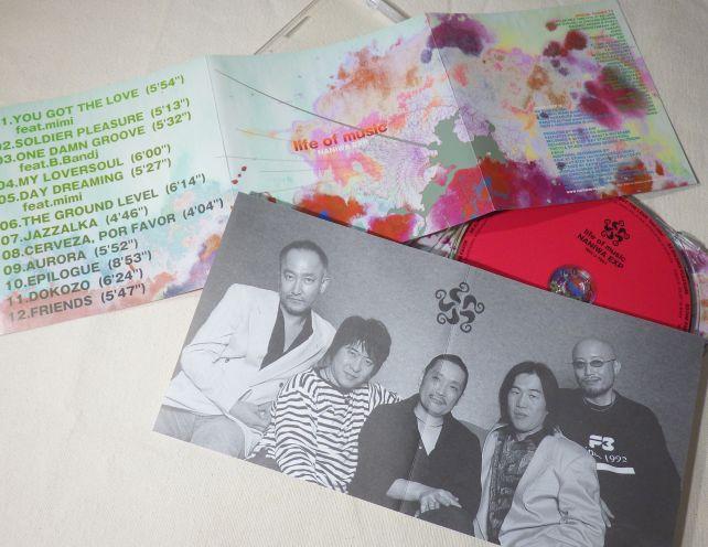 白黒の写真の裏のライナーノーツには、各曲に対するメンバーのコメントが。