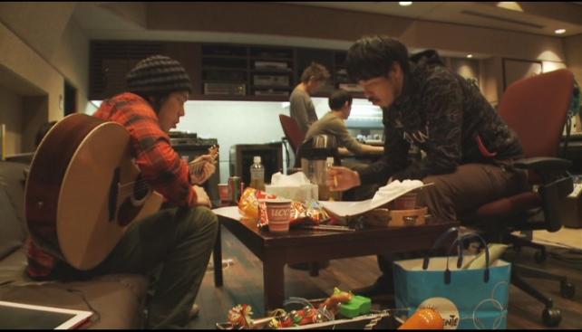 スタジオでの録音風景より、卓のあるブースでの打ち合わせシーンの方が多い