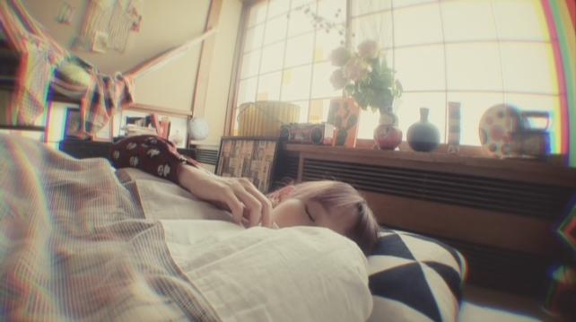 布団の上で一緒に寝ている猫の視点で始まる