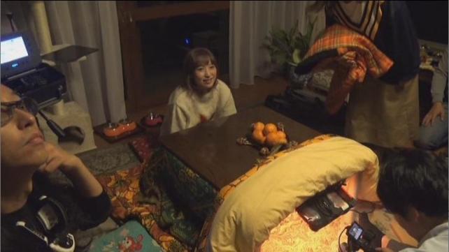 こたつの中にカメラを突っ込んだ撮影も....