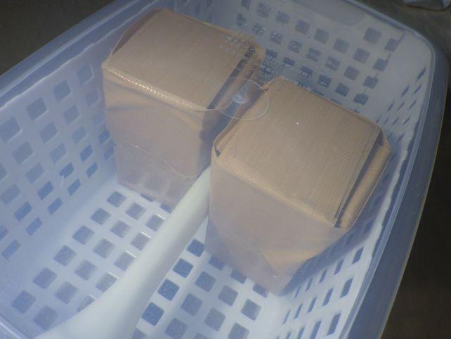 ガムテ工作のやっつけ仕事だが、用は足りた(左右はワザと少しずらして設置)