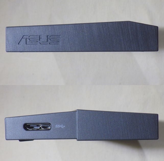 右サイド(模様がある側)にUSBポート