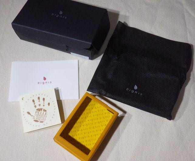 不織布の袋に包まれてケース本体があるほかは、少々のウンチク説明のみ