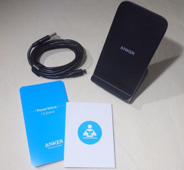 本体とUSBケーブルの他は、図解説明書(青)と13カ国語説明書(白)