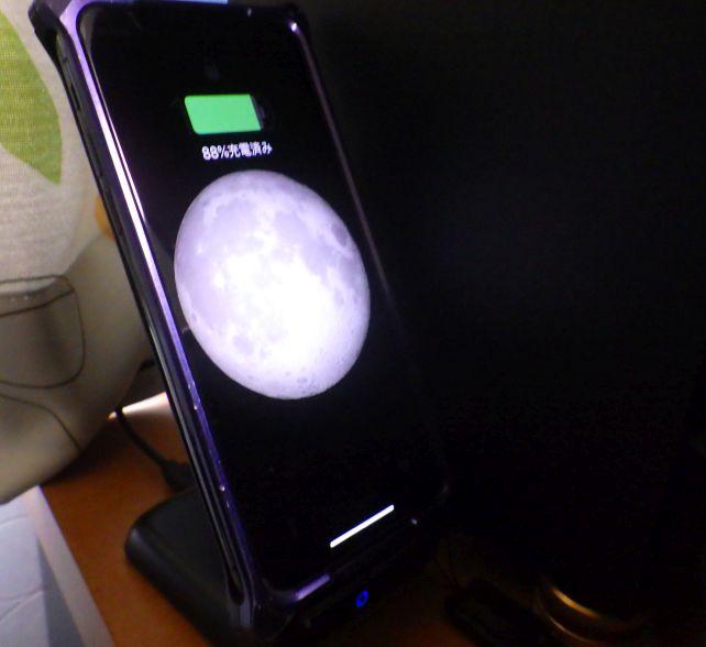 机の後ろのスピーカー脇に押し込んだが、充電状態はわかりやすい