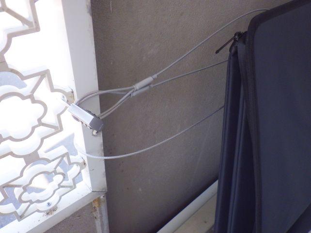 BOXの後ろの穴にワイヤーを通して、ダイヤル錠で固定