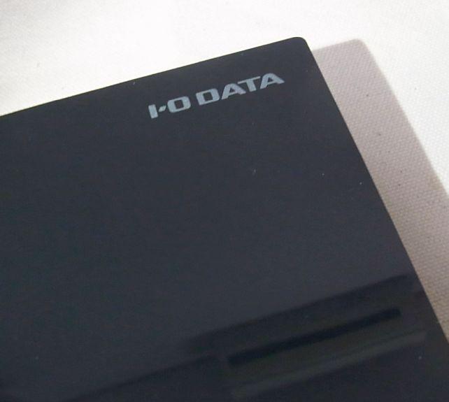 ピアノブラックは光沢がある美しい黒で、写真にエアコンが写り込んでしまうくらいピカピカ