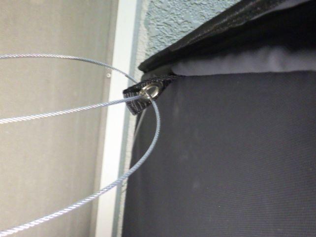 ワイヤーを通す穴は金属補強されている