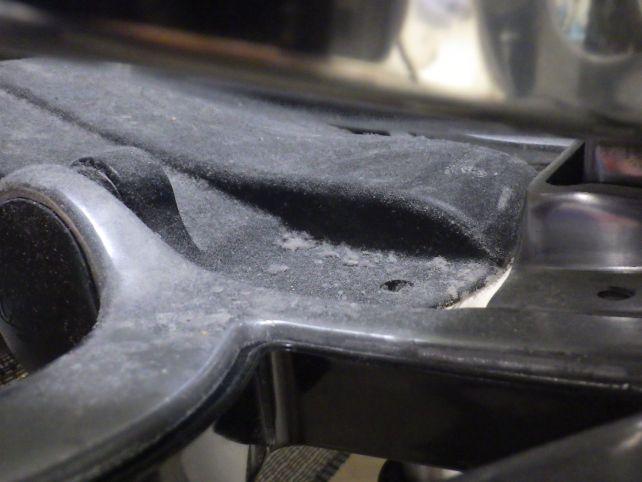 【施工前①】座面の下はホコリだらけ