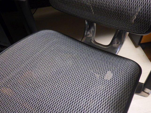 こういうメッシュ座面の下を覗き込んだことある?