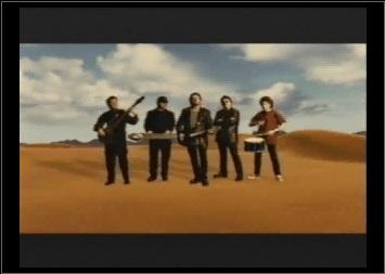 「」は合成の背景の前で演奏するメンバー