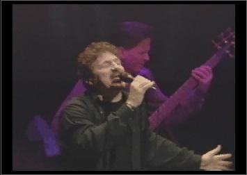 「Cruel」はライヴ映像。今は亡きMikeの姿も見える