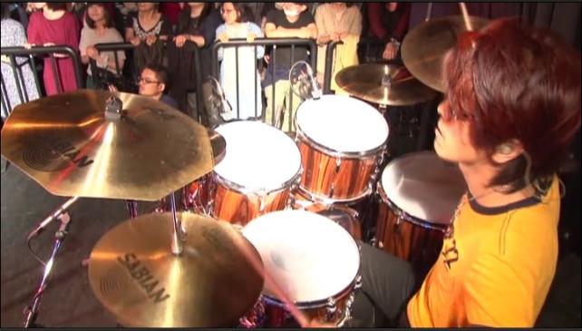 左手ハイハットとオープン/クローズのシンクロが素晴らしく、キレ味抜群