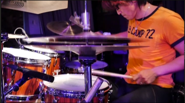 一番比率として多いのは、ハイハット横からのこのアングル