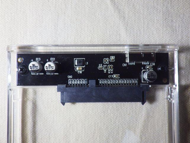 コンデンサが乗っている方(文字からするとこつちが表??)