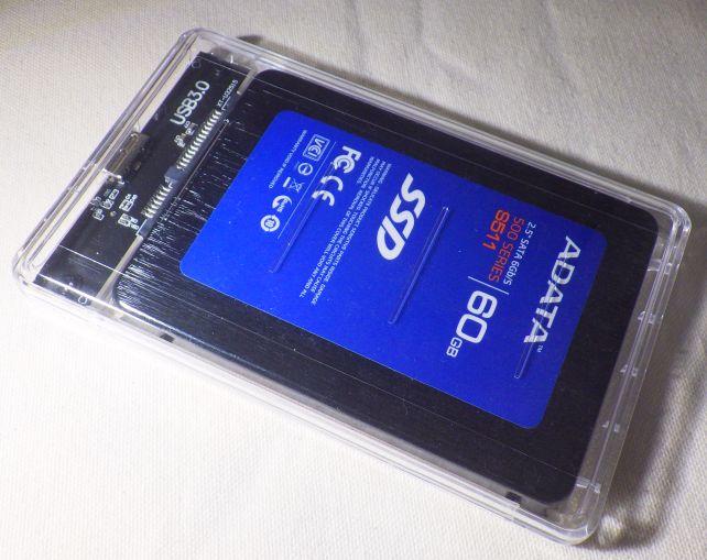 古い9.5mm厚の小容量SSDを押し込んでみた