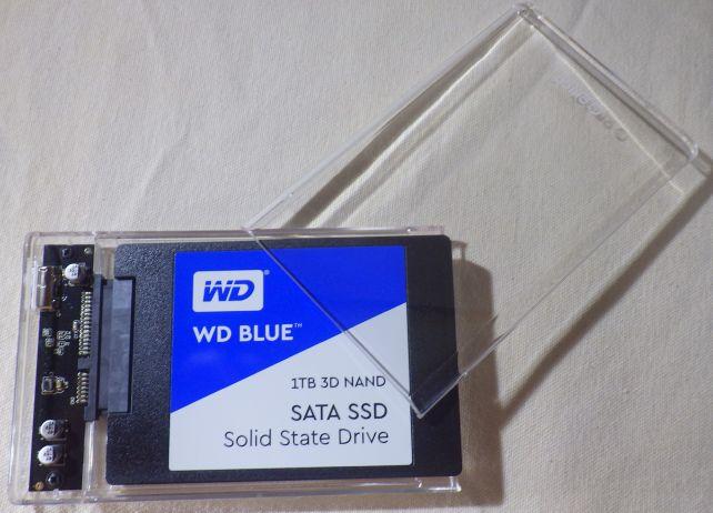 このケース、ツールレスで開けられて、インストールも出来る