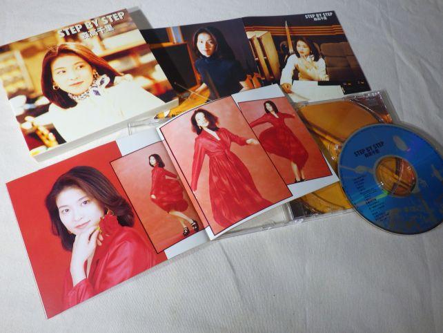 楽器を演奏する千里とドレスを纏った千里。どちらも彼女の魅力。