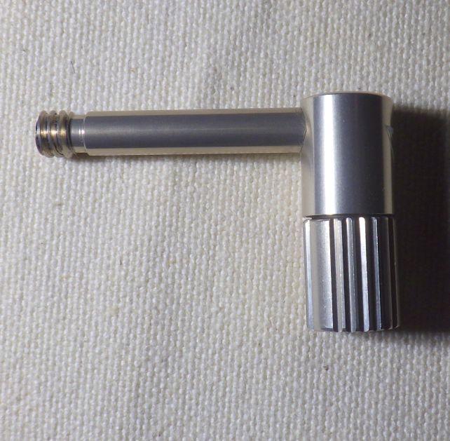 バルブヘッドの固定がねじでできるため、コンパクトにできる