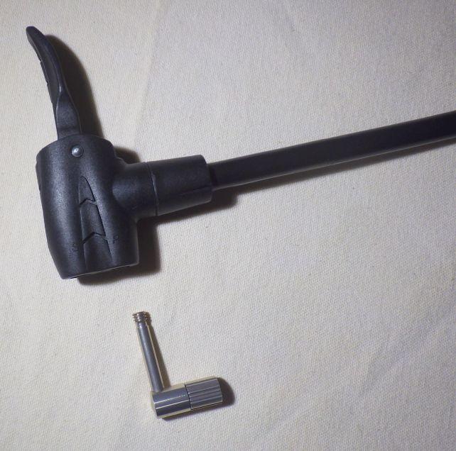 仏式(右)の穴にねじ込んでロックを掛ける