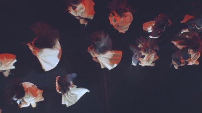 上からのショットもあり、ダンスでのポジションの正確さもわかる