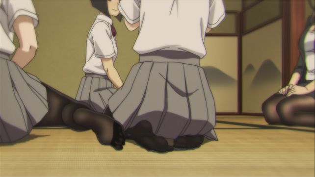 痺れた足をツンツン...っ